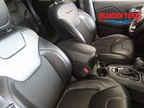 Used 2021 Jeep Cherokee Latitude Plus FWD image 24