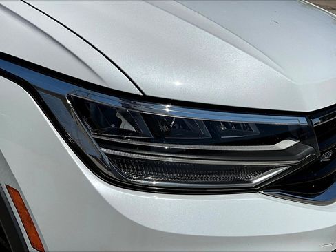 Used 2022 Volkswagen Tiguan SE R-Line image 27