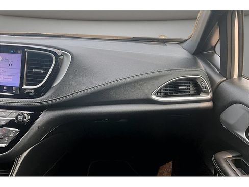 Certified 2025 Chrysler Pacifica Limited FWD image 47