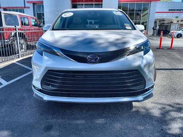 Certified 2024 Toyota Sienna XLE FWD image 3