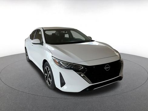 Used 2025 Nissan Sentra SV image 3