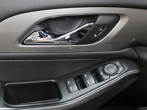 Used 2023 Chevrolet Traverse LT FWD image 18
