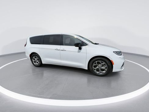 Used 2024 Chrysler Pacifica Limited FWD image 9