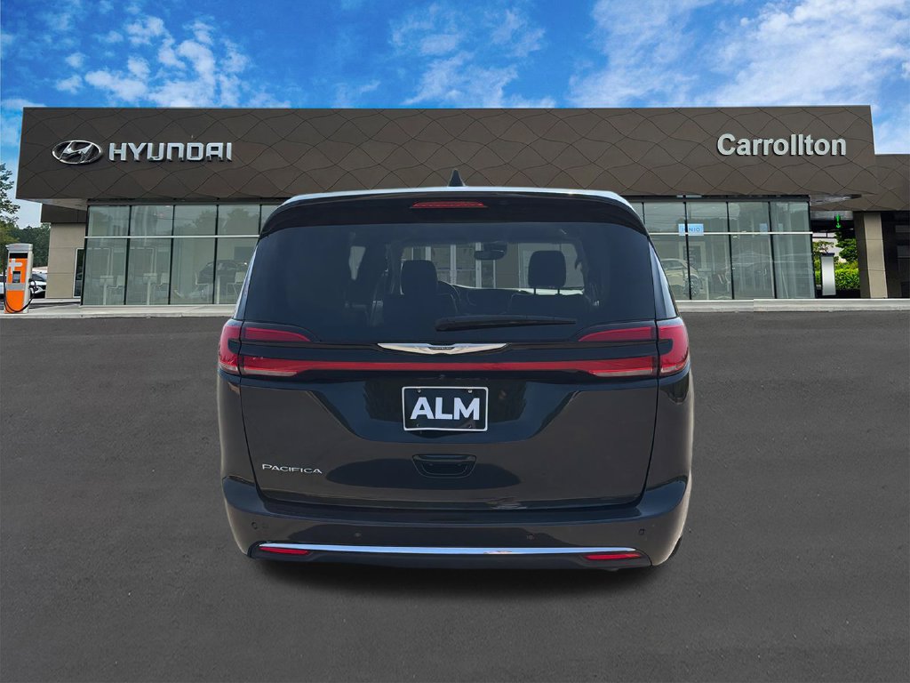 Used 2023 Chrysler Pacifica Touring-L FWD image 6