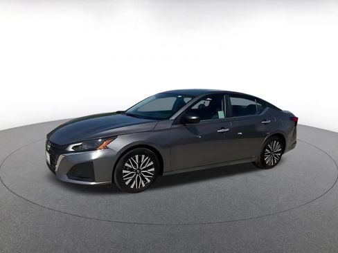 Used 2025 Nissan Altima 2.5 SV FWD image 8