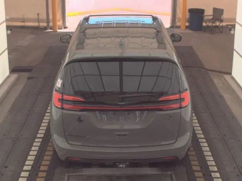 Used 2021 Chrysler Pacifica Touring w/ Uconnect Theater Family Group FWD image 3