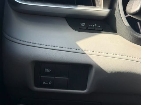 Used 2020 Toyota Highlander XLE AWD/4WD image 19