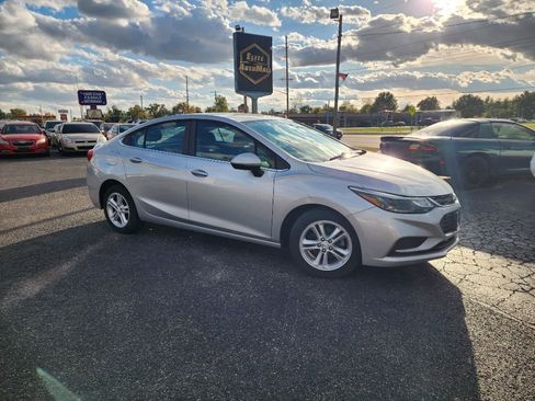Used 2017 Chevrolet Cruze LT image 3
