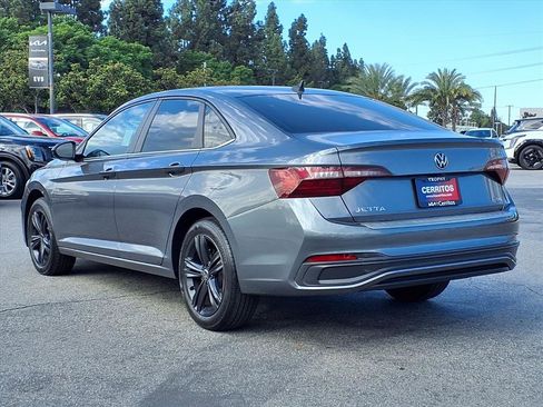 Used 2023 Volkswagen Jetta SE image 3