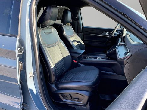 Used 2025 Ford Explorer ST-Line w/ Premium Package image 7