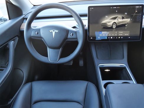 Used 2022 Tesla Model Y Long Range image 17