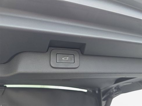 New 2026 Land Rover Discovery Dynamic SE image 14