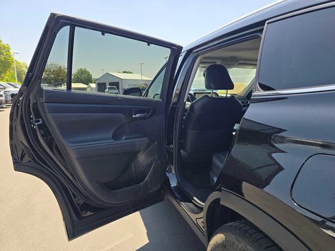 Used 2023 Toyota Highlander XLE FWD image 19