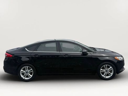 Used 2018 Ford Fusion SE w/ Fusion SE Technology Package FWD image 2