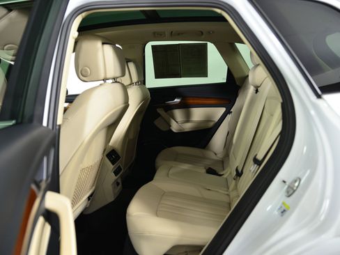 Used 2023 Audi Q5 Premium w/ Convenience Package image 13