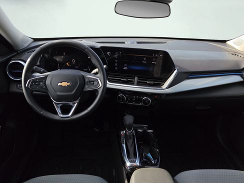 Used 2025 Chevrolet Trax LT w/ LT Convenience Package FWD image 22