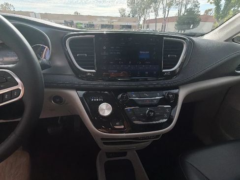 Used 2024 Chrysler Pacifica Limited FWD image 22