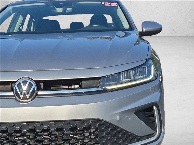 Used 2025 Volkswagen Jetta SE FWD image 30