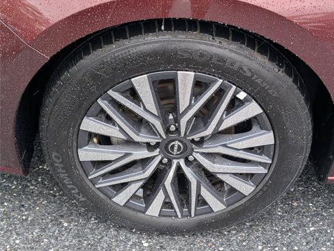 Used 2025 Nissan Altima 2.5 SV FWD image 10