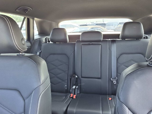 Used 2024 Volkswagen Atlas Cross Sport SE FWD image 19