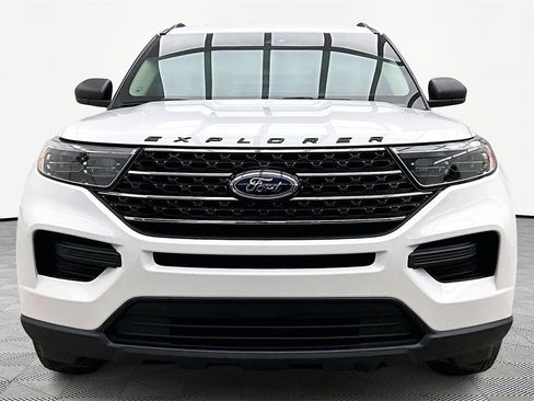 Used 2021 Ford Explorer XLT image 3