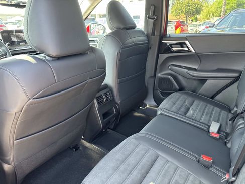 New 2025 Mitsubishi Outlander SE FWD image 12