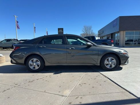 New 2026 Hyundai Elantra SE image 7