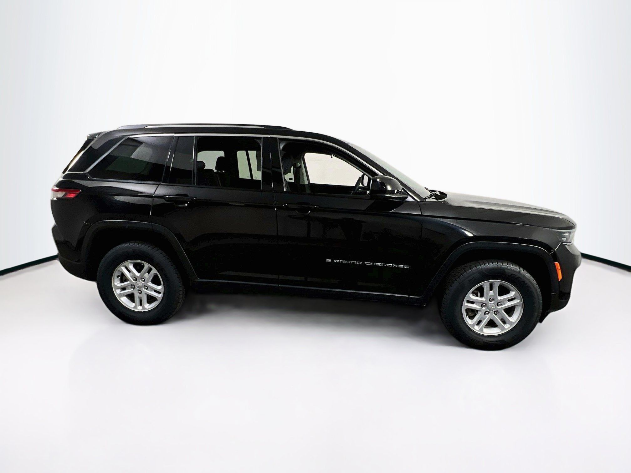 Used 2023 Jeep Grand Cherokee Laredo w/ Luxury Tech Group I AWD/4WD image 4
