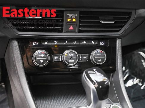Used 2024 Volkswagen Jetta SE image 19