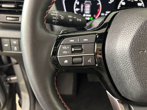 Used 2025 Honda Pilot TrailSport image 16