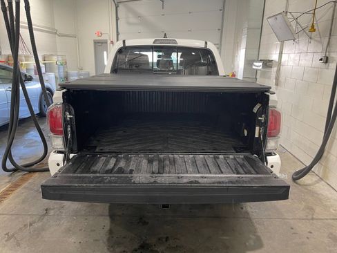 Used 2020 Toyota Tacoma TRD Sport w/ Technology Package image 17
