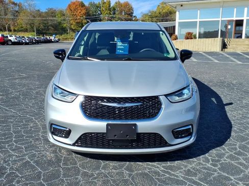 Used 2024 Chrysler Pacifica Touring-L image 3