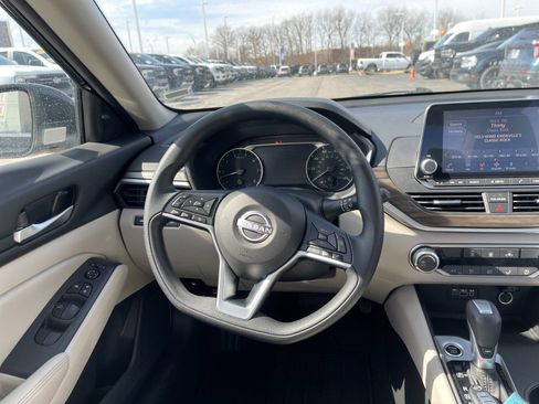 Used 2025 Nissan Altima 2.5 SV image 16