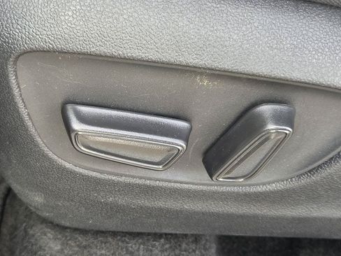 Used 2025 Toyota Highlander LE FWD image 27