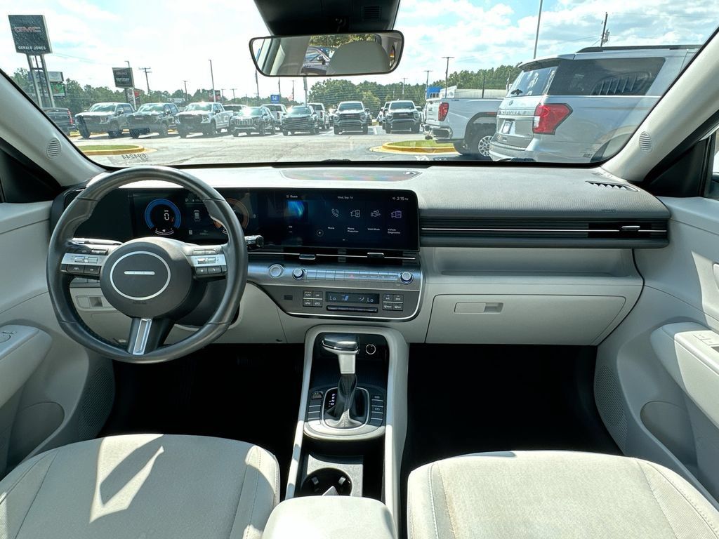 Used 2025 Hyundai Kona SEL FWD image 3
