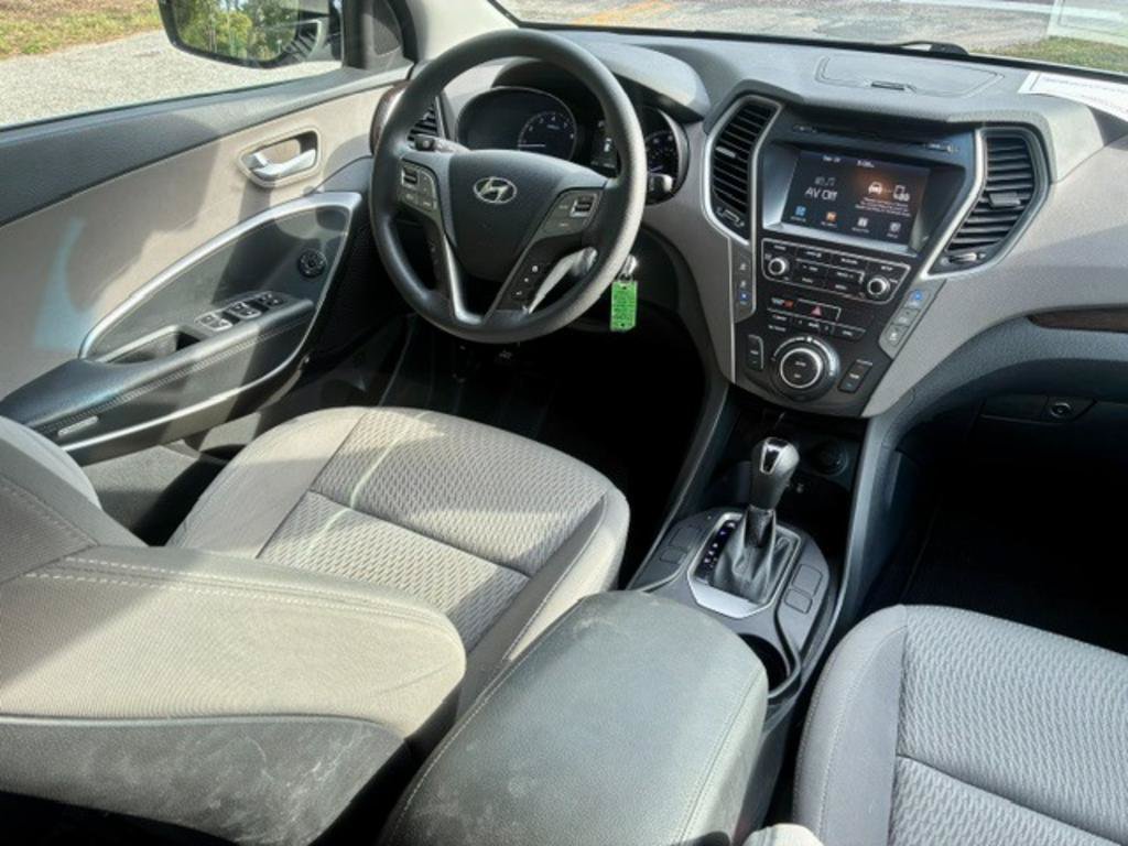 Used 2017 Hyundai Santa Fe SE w/ Cargo Package AWD/4WD image 6