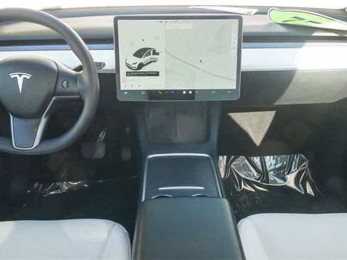 Used 2022 Tesla Model Y Long Range image 11