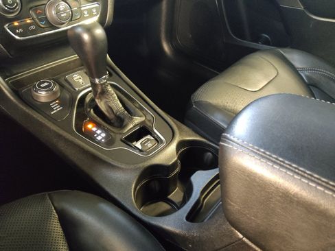 Used 2020 Jeep Cherokee Limited AWD/4WD image 26