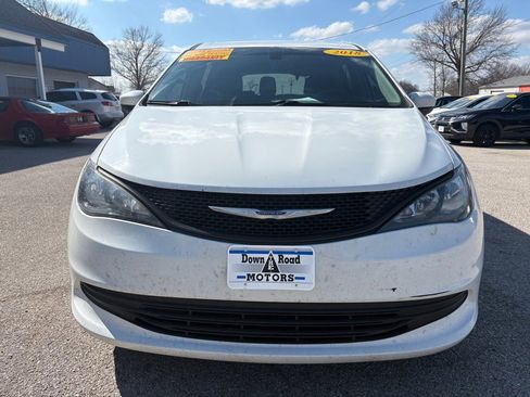 Used 2018 Chrysler Pacifica L FWD image 8