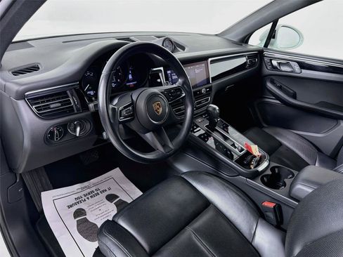 Certified 2024 Porsche Macan AWD/4WD image 4