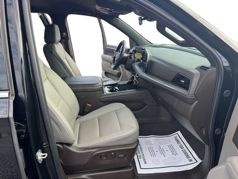 Used 2025 Chevrolet Suburban LT RWD image 20