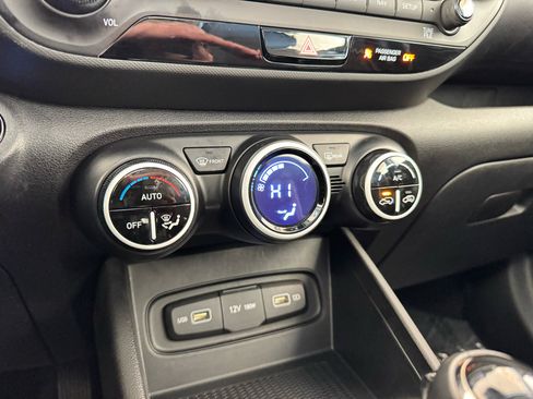 Used 2022 Hyundai Venue Limited image 22