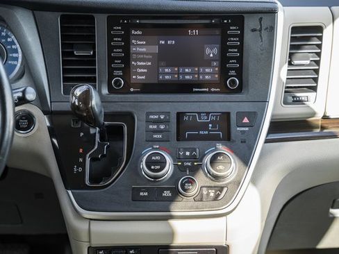 Used 2020 Toyota Sienna XLE image 22