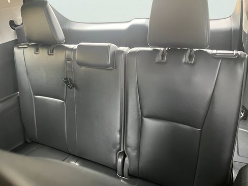Used 2021 Toyota Highlander XLE FWD image 32