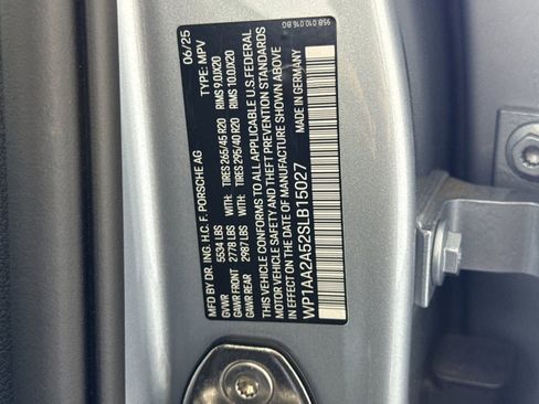 Certified 2025 Porsche Macan AWD/4WD image 34