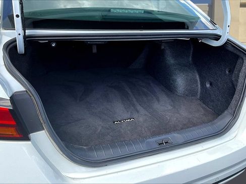 Used 2025 Nissan Altima 2.5 SV FWD image 8