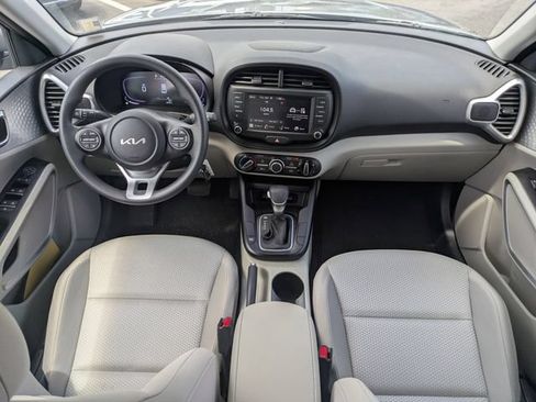 Used 2025 Kia Soul LX w/ LX Technology Package FWD image 14