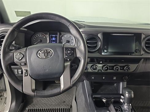 Used 2017 Toyota Tacoma TRD Sport image 10
