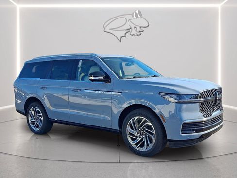 New 2025 Lincoln Navigator Reserve AWD/4WD image 5