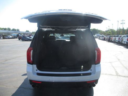 Used 2021 GMC Yukon Denali w/ Denali Premium Package AWD/4WD image 9